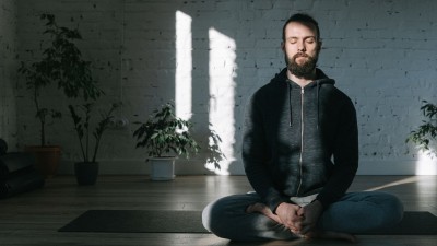 Dechová cvičení a meditace redukují stres Dechové cvičení uvolňuje stres