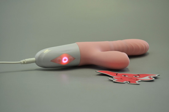 Adore Motio II. tlakový přirážející vibrátor, nabíjení