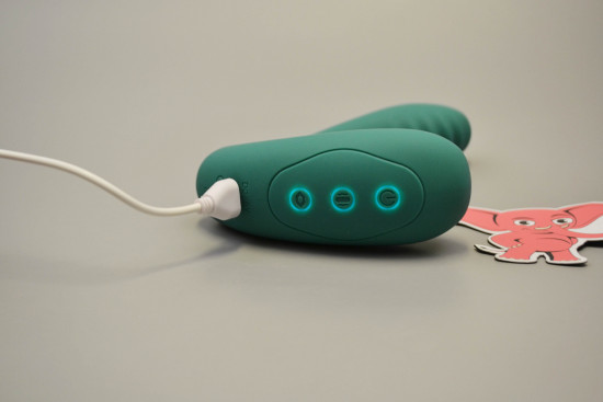 Adore G Vibe II tlakový vibrátor, nabíjení