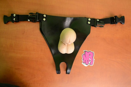 Připínací gelový penis 18 cm