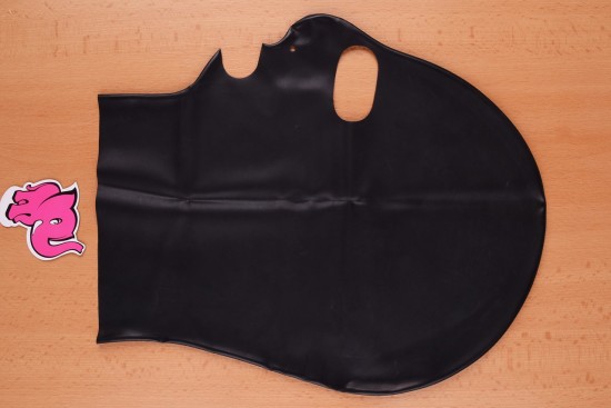 LateX maska se třemi otvory – na stole