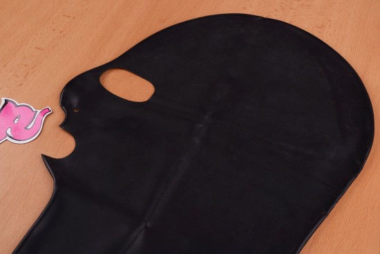 LateX maska se třemi otvory – na stole