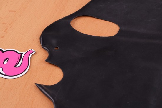 LateX maska se třemi otvory – na stole