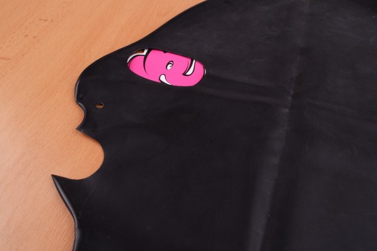 LateX maska se třemi otvory – na stole