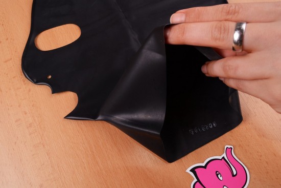 LateX maska se třemi otvory – koukáme dovnitř