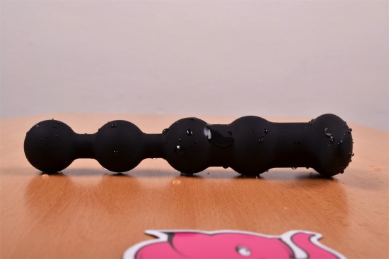 Anální kuličky Vibro Bubbles na stole