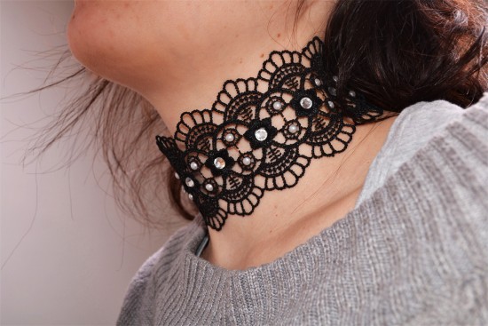 Choker s kamínky Succubus – na krku