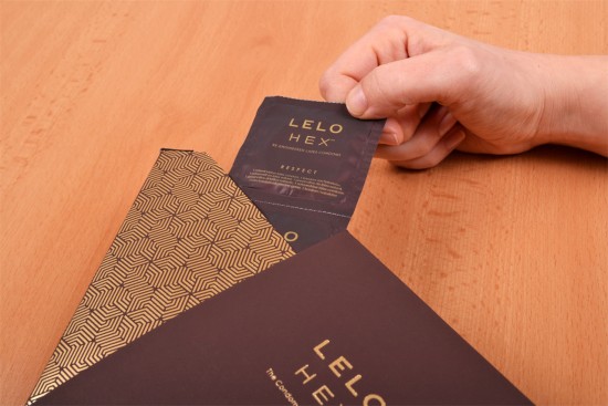 LELO Hex Respect XL – vytahování kondomu z krabičky
