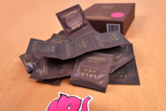 LELO Hex Respect XL – kondomy vytažené z krabičky