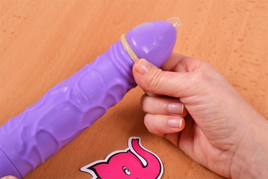LELO Hex Respect XL – nasazování kondomu na vibrátor