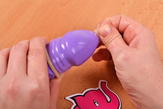 LELO Hex Respect XL – nasazování kondomu na vibrátor
