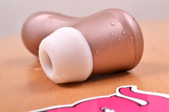 Satisfyer Pro 2 Next Generation podtlaková pomůcka, focení ze strany
