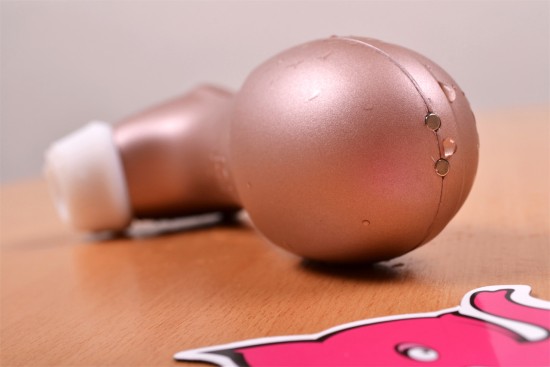 Satisfyer Pro 2 Next Generation podtlaková pomůcka, detail nabíjecí plochy