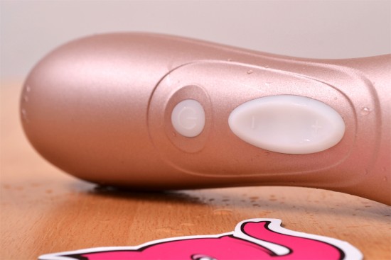 Satisfyer Pro 2 Next Generation podtlaková pomůcka, detail ovládacích tlačítek