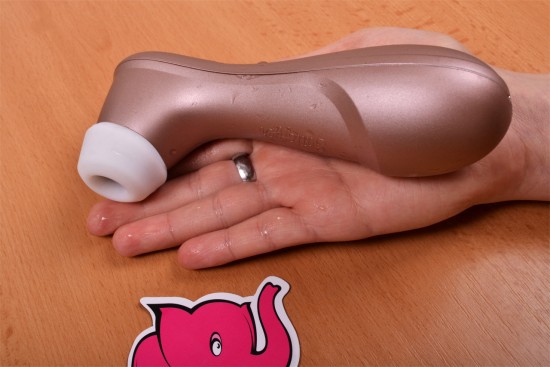 Satisfyer Pro 2 Next Generation podtlaková pomůcka, focení v ruce