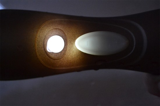 Satisfyer Pro 2 Next Generation podtlaková pomůcka, ukázka svícení ve tmě