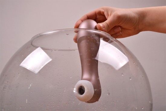 Satisfyer Pro 2 Next Generation podtlaková pomůcka, ponořování do nádoby s vodou
