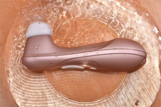 Satisfyer Pro 2 Next Generation podtlaková pomůcka, v nádobě s vodou