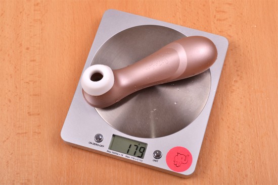 Satisfyer Pro 2 Next Generation podtlaková pomůcka, vážíme pomůcku, stolní váha ukazuje 179 g