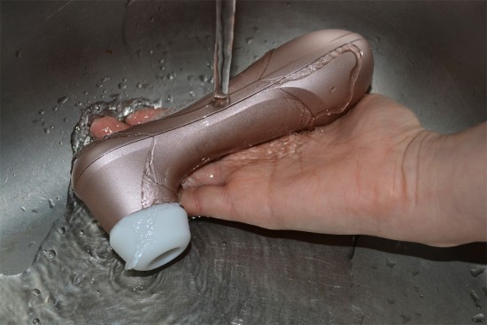Satisfyer Pro 2 Next Generation podtlaková pomůcka, omývání pomůcky v ruce