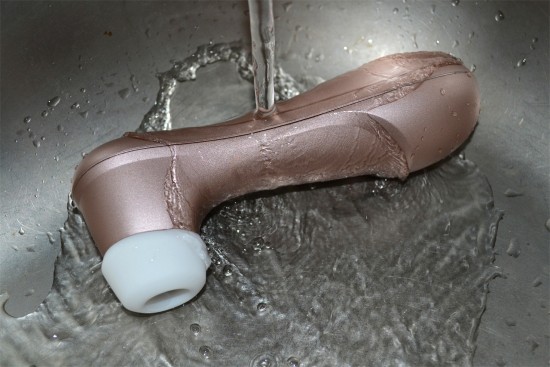 Satisfyer Pro 2 Next Generation podtlaková pomůcka, omývání pomůcky pod tekoucí vodou