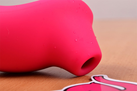 LELO Sona 2 sonický vibrátor – na stole