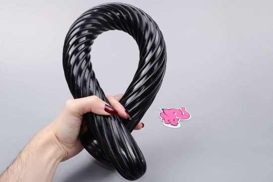 XXL anální dildo s přísavkou Xtreme Spiral (50,8 cm), v ruce