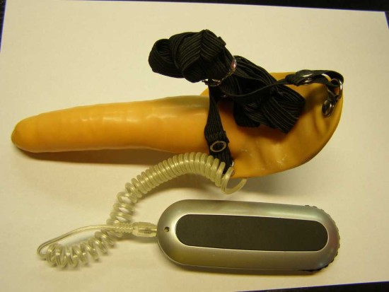 Připínací penis pro ženy s vibrací 13 cm