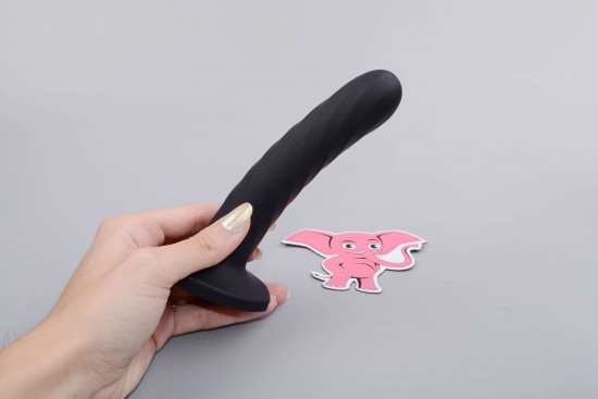 Anální dildo s přísavkou Matter Of The Heart (14,5 cm), v ruce