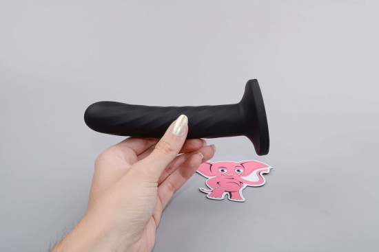 Anální dildo s přísavkou Matter Of The Heart (14,5 cm), v ruce