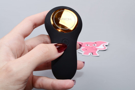 Vibrační anální kolík Svakom Vick Neo s mobilní aplikací, zapnutí
