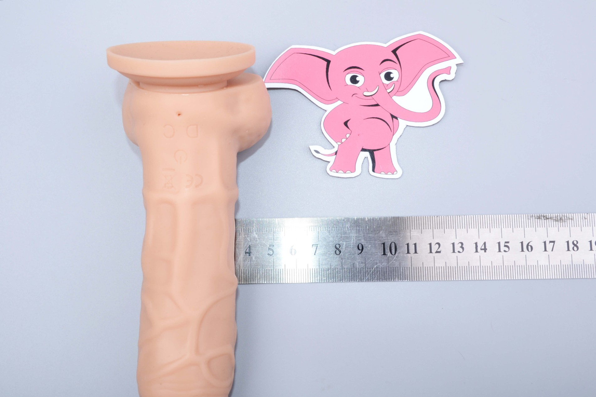 Realistický vibrátor s přísavkou a varlaty Real Touch (18 cm)