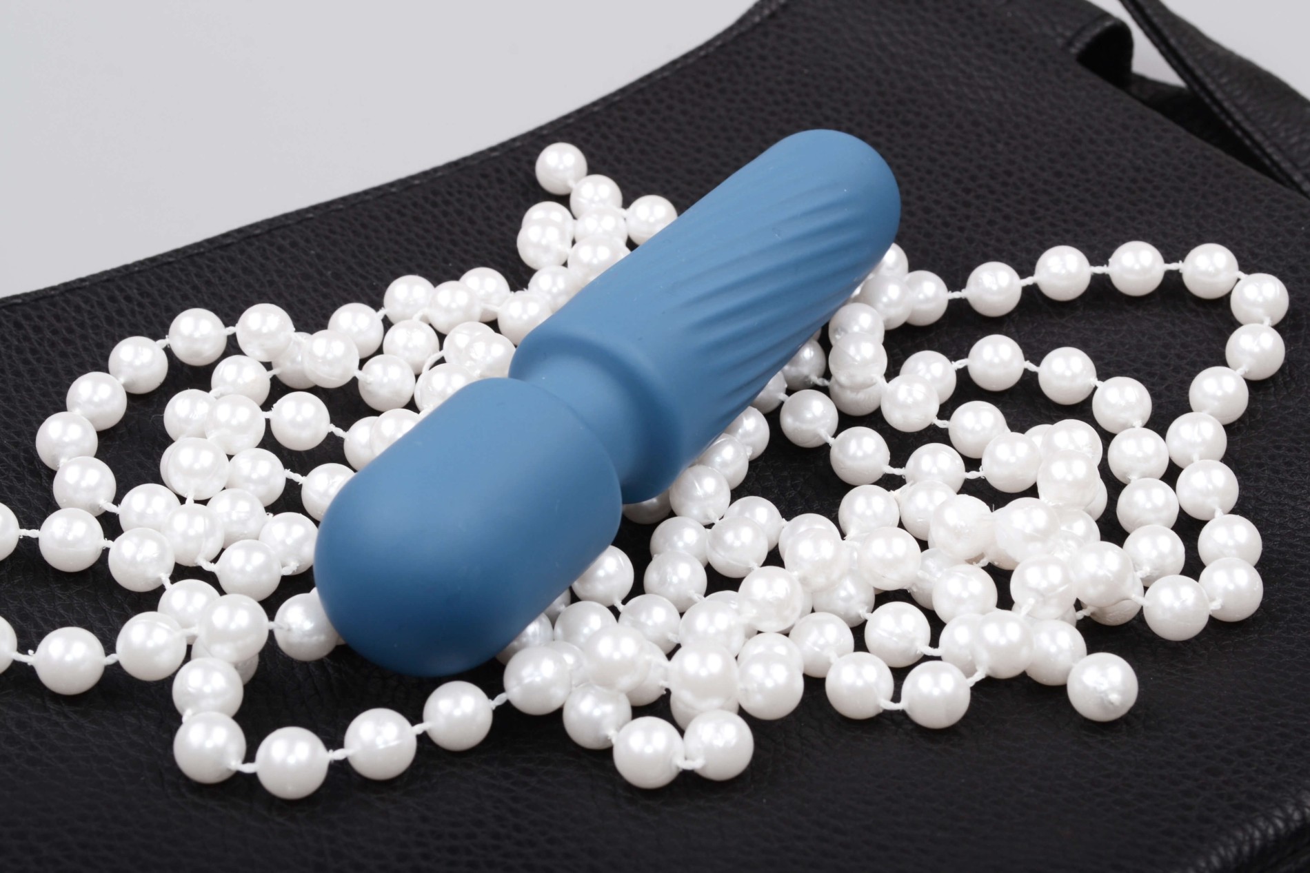 Mini masážní vibrátor ze silikonu Tiny Wand III (12 cm)