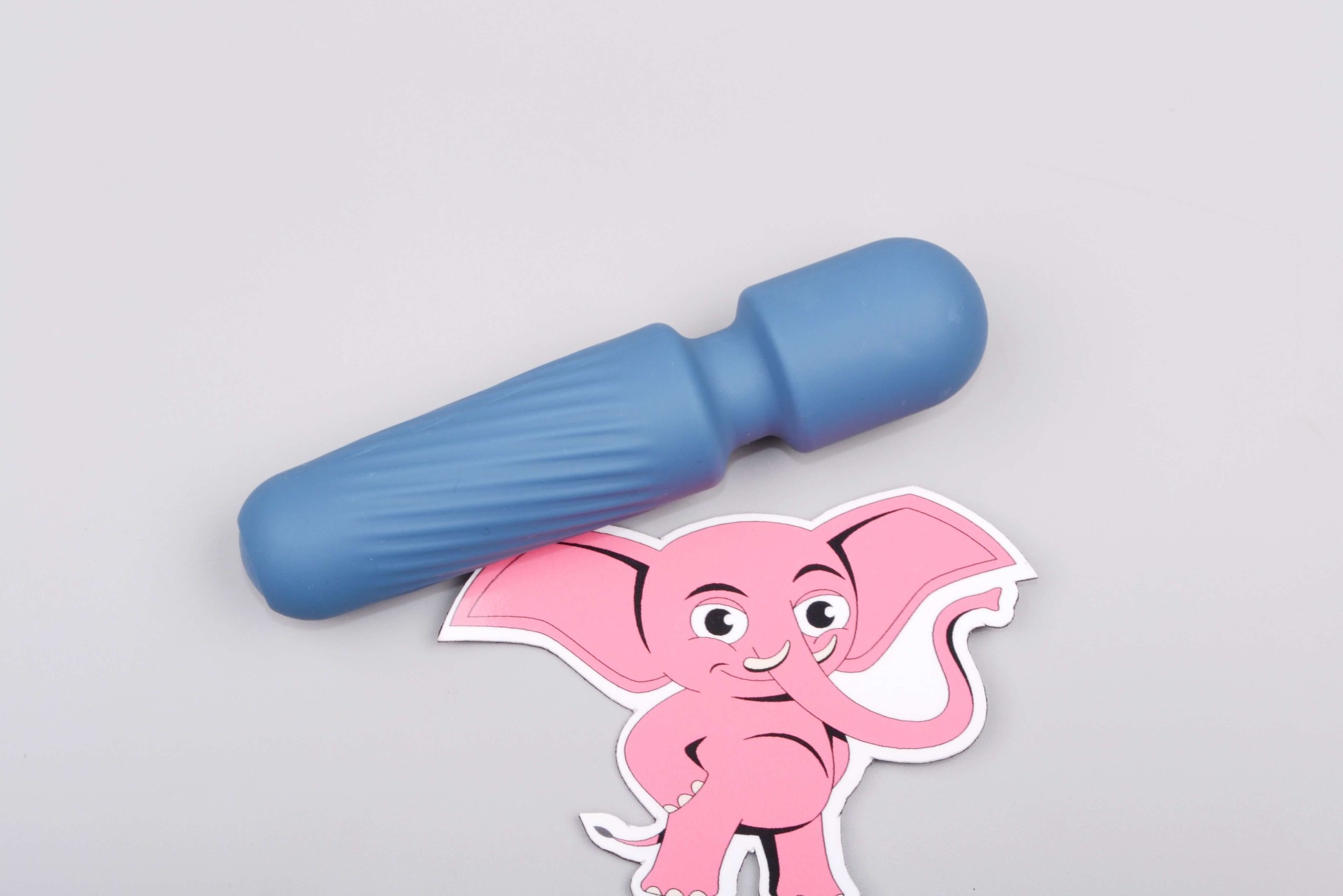 Mini masážní vibrátor ze silikonu Tiny Wand III (12 cm)