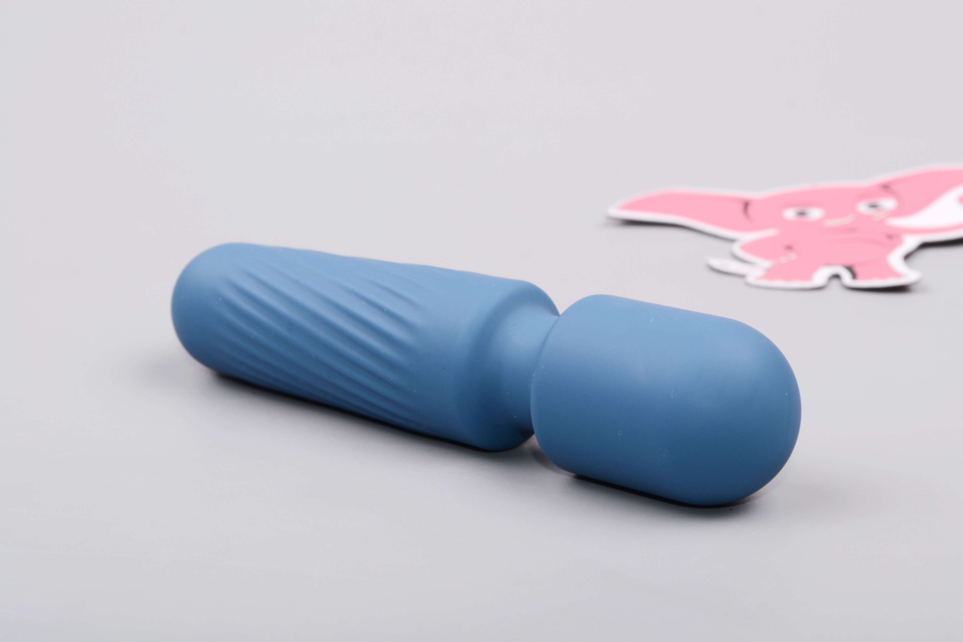 Mini masážní vibrátor ze silikonu Tiny Wand III (12 cm)