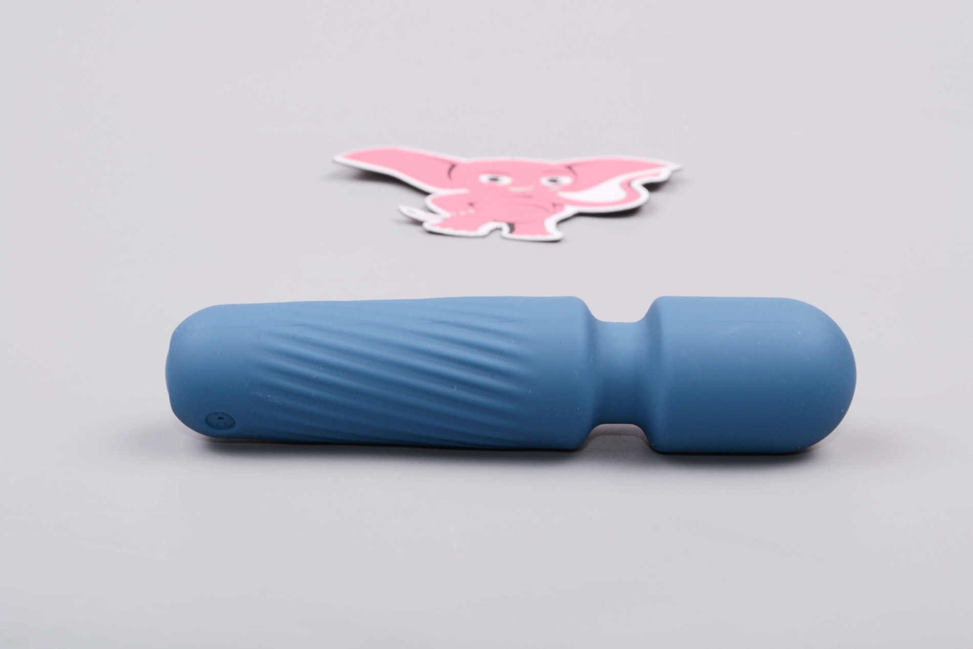 Mini masážní vibrátor ze silikonu Tiny Wand III (12 cm)