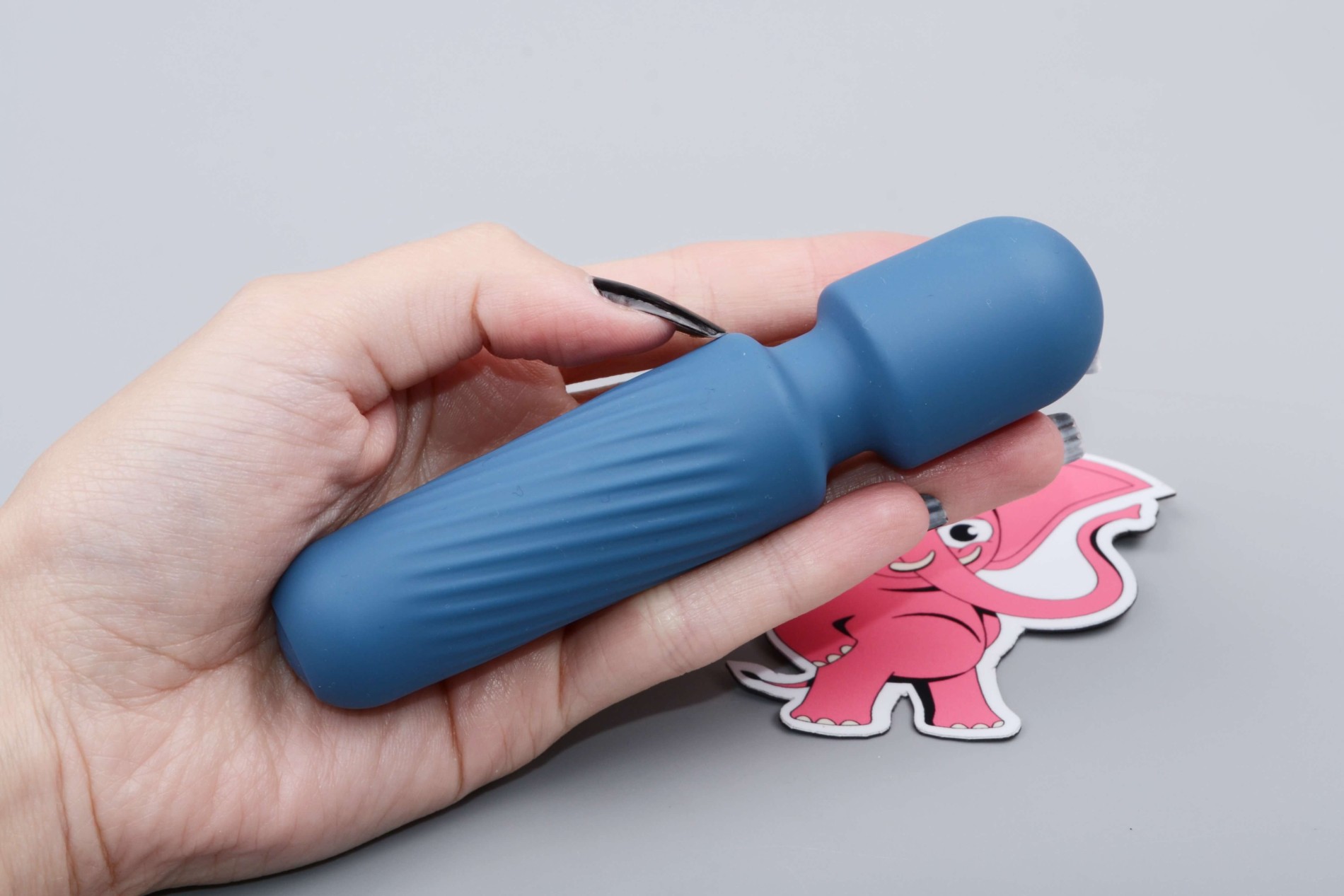 Mini masážní vibrátor ze silikonu Tiny Wand III (12 cm), v ruce