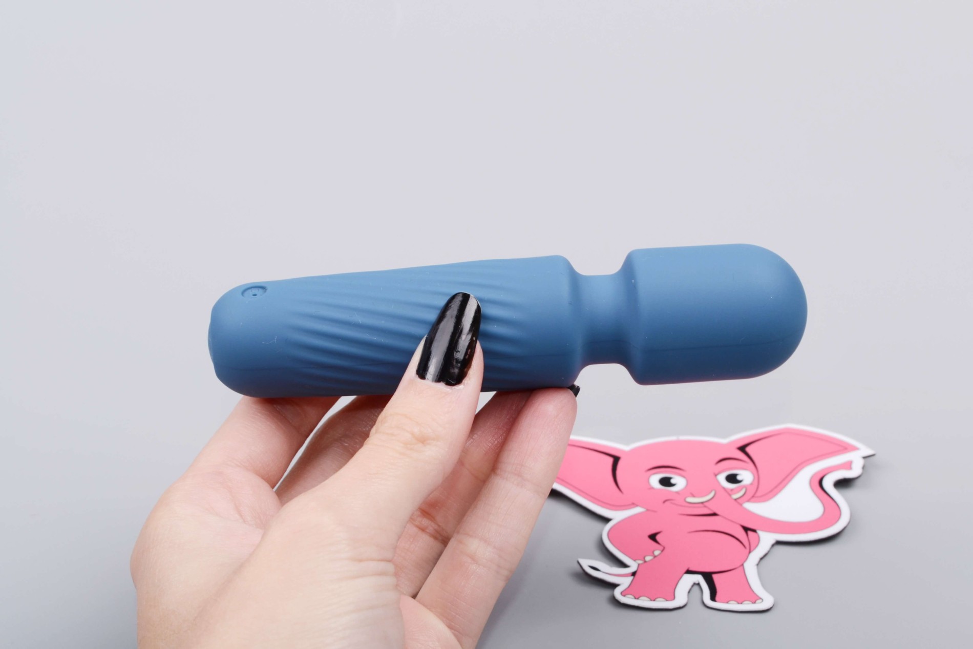 Mini masážní vibrátor ze silikonu Tiny Wand III (12 cm), v ruce