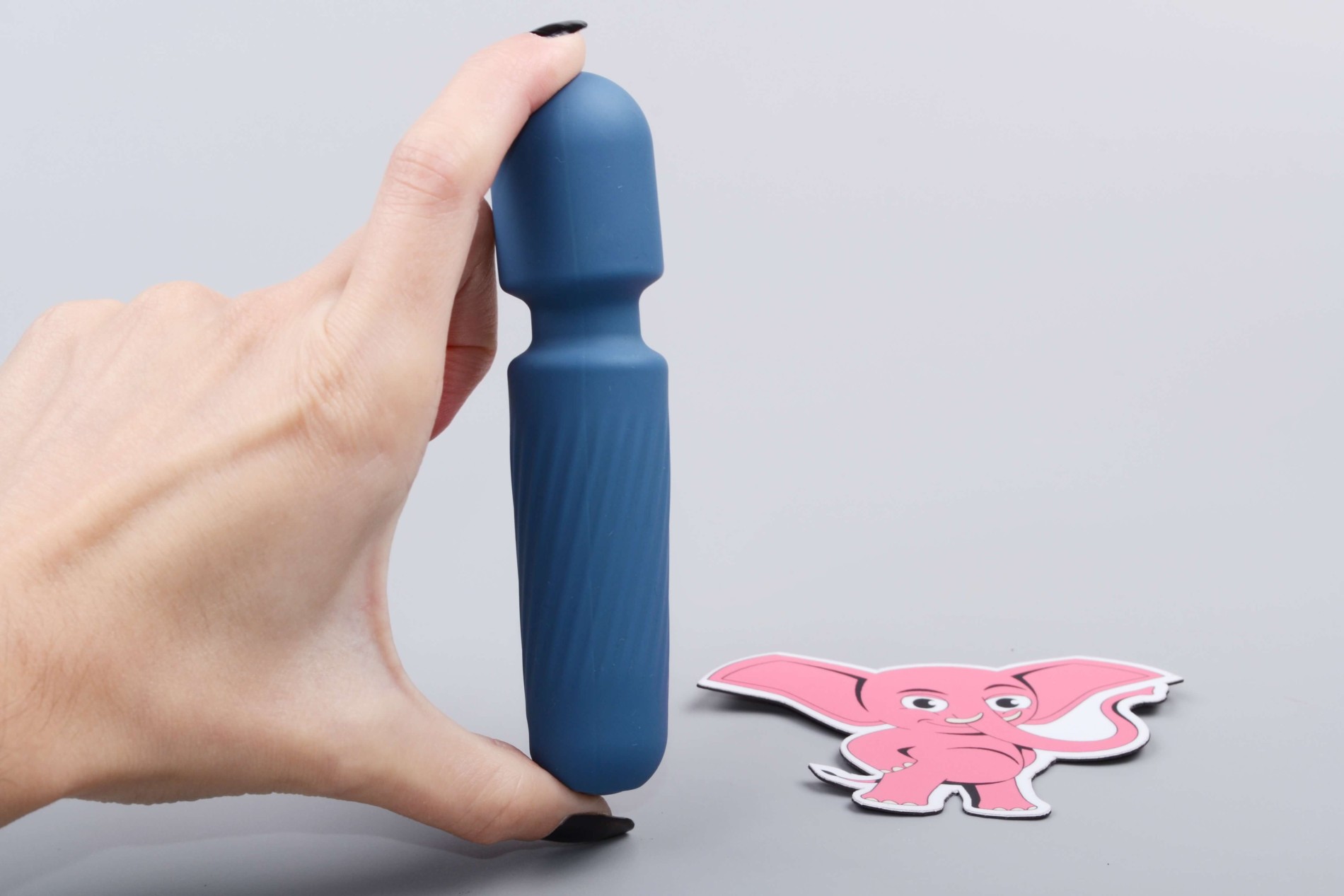 Mini masážní vibrátor ze silikonu Tiny Wand III (12 cm), v ruce