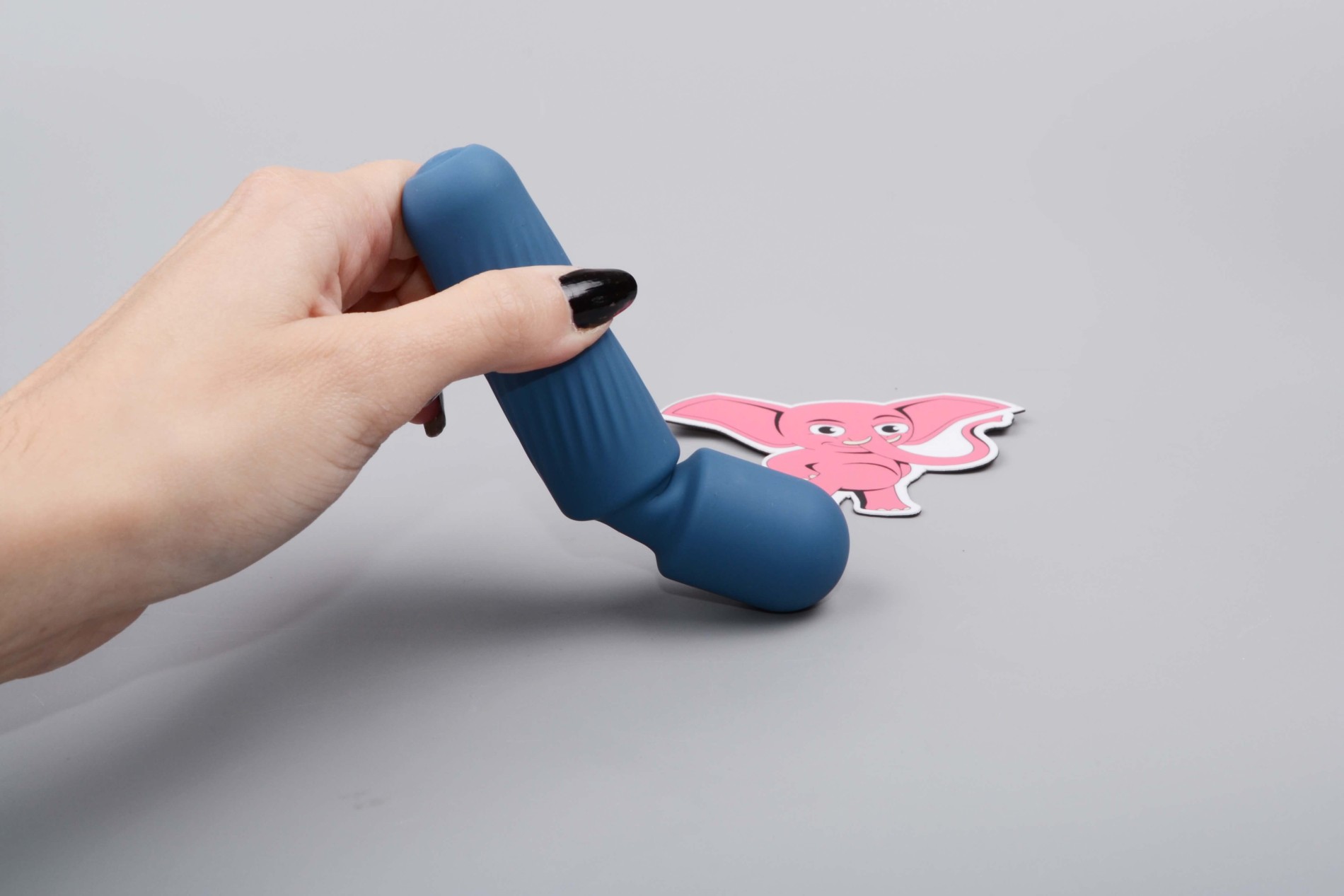 Mini masážní vibrátor ze silikonu Tiny Wand III (12 cm), v ruce