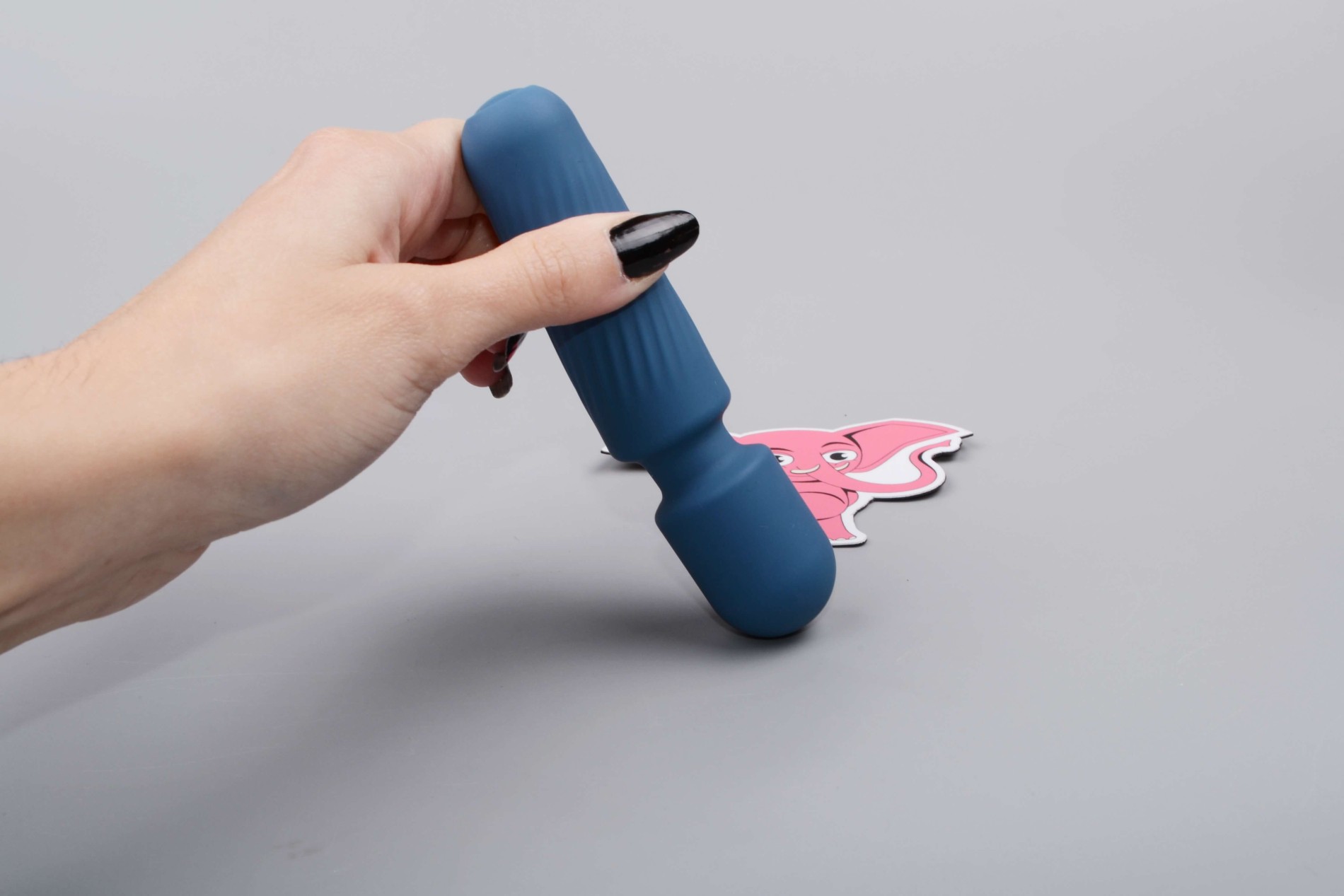 Mini masážní vibrátor ze silikonu Tiny Wand III (12 cm), v ruce