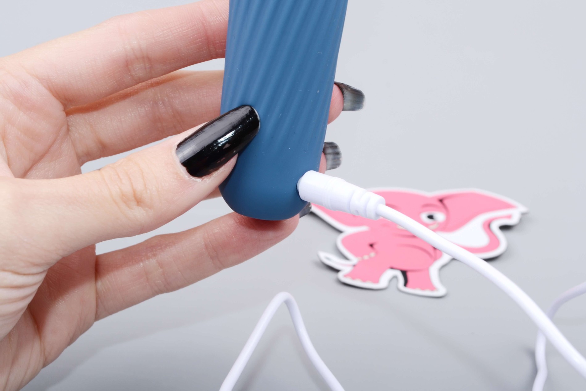 Mini masážní vibrátor ze silikonu Tiny Wand III (12 cm), nabíjení