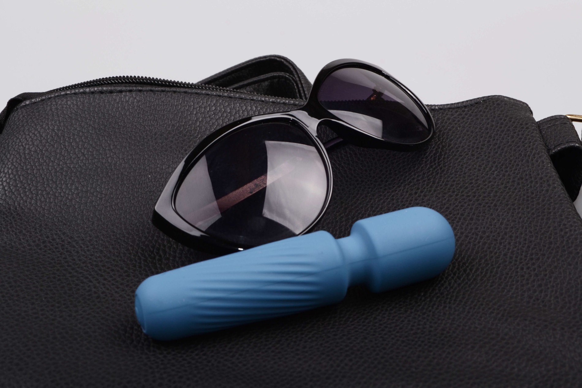 Mini masážní vibrátor ze silikonu Tiny Wand III (12 cm)