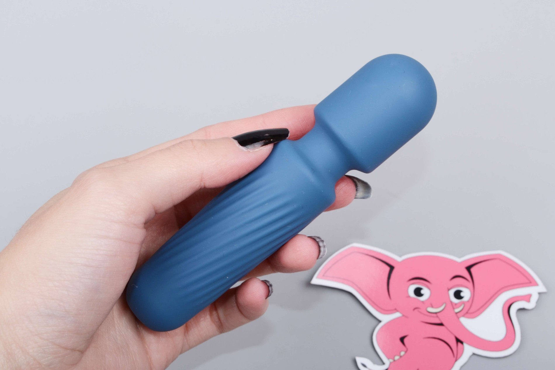 Mini masážní vibrátor ze silikonu Tiny Wand III (12 cm), v ruce
