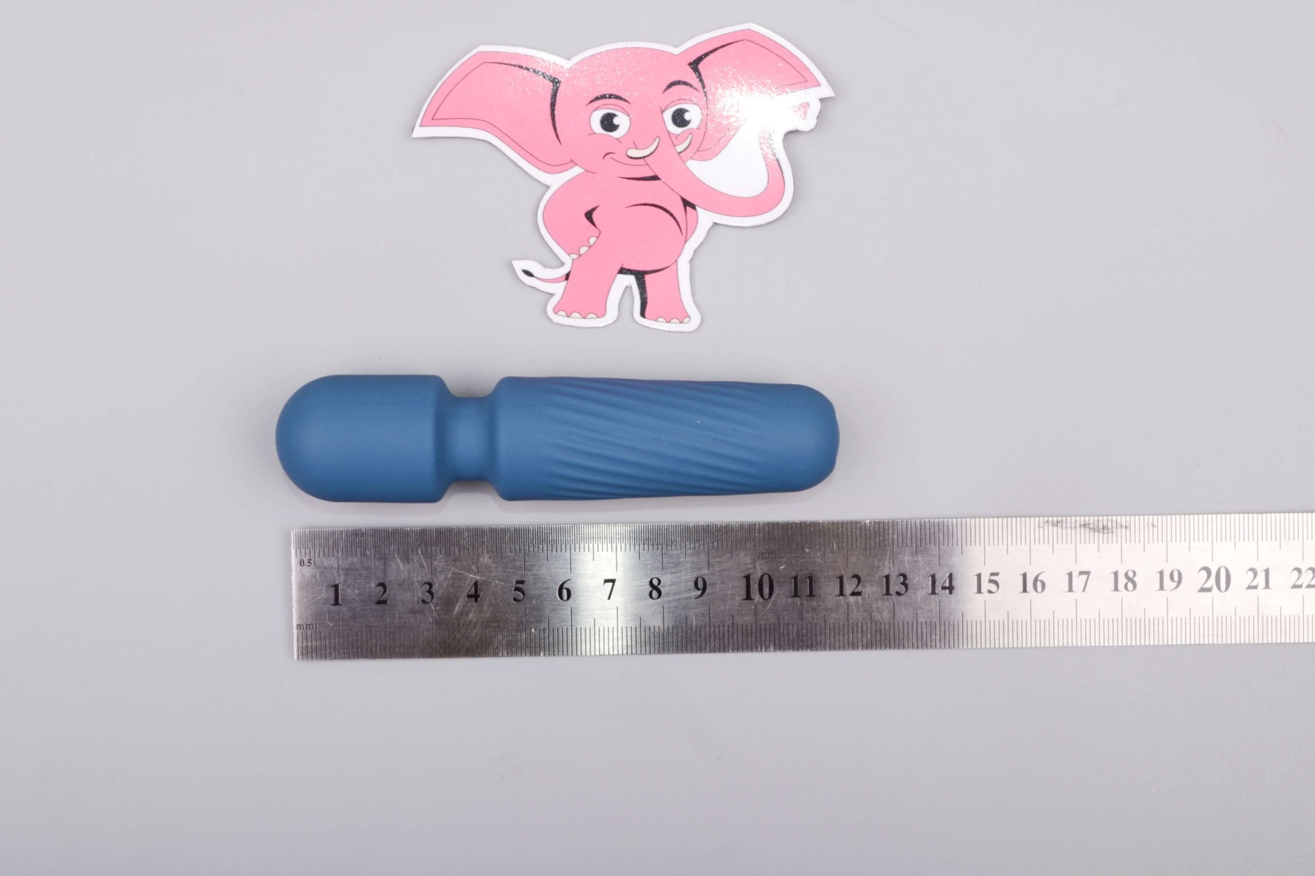 Mini masážní vibrátor ze silikonu Tiny Wand III (12 cm), rozměry