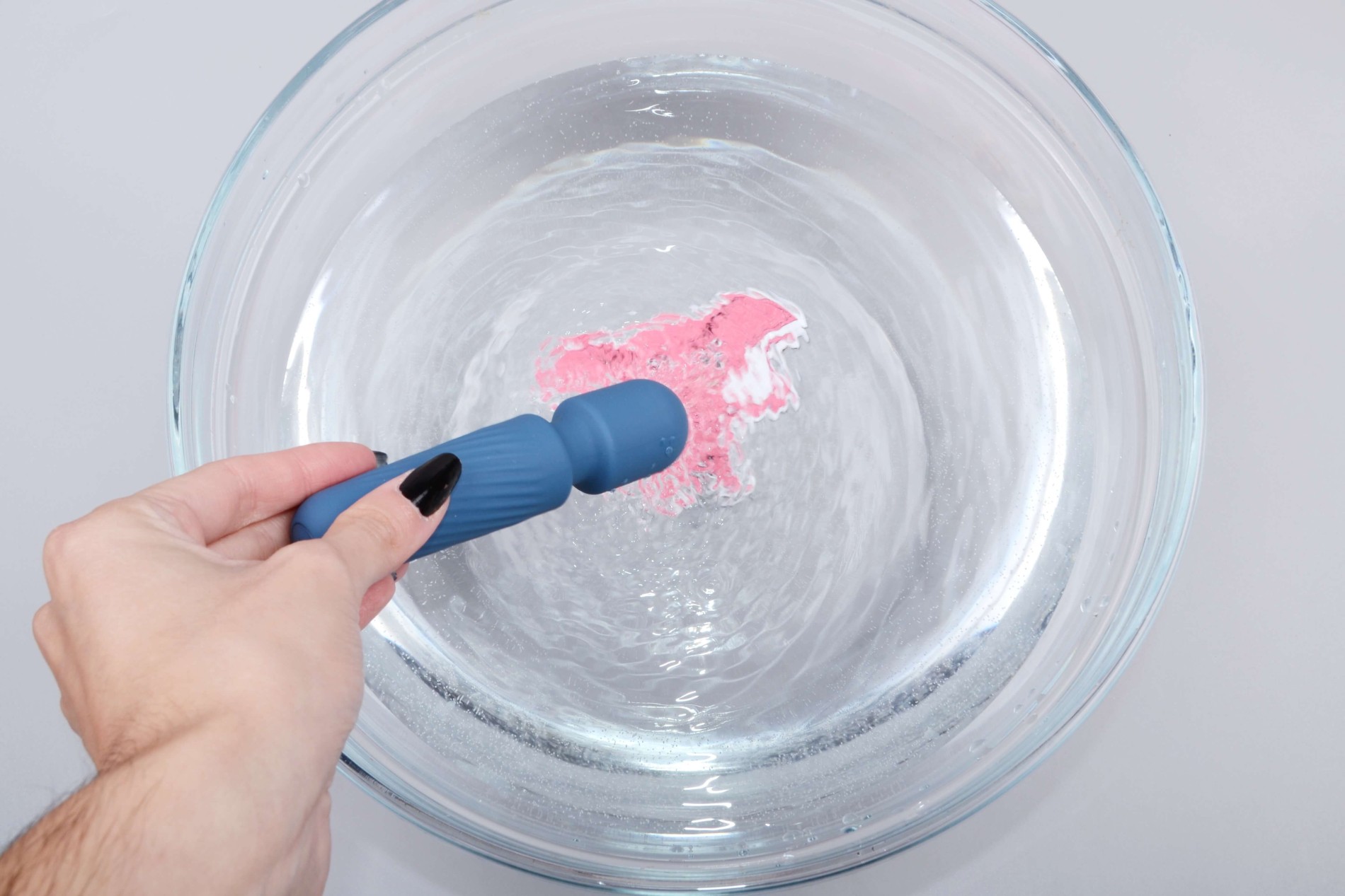 Mini masážní vibrátor ze silikonu Tiny Wand III (12 cm), voděodolnost