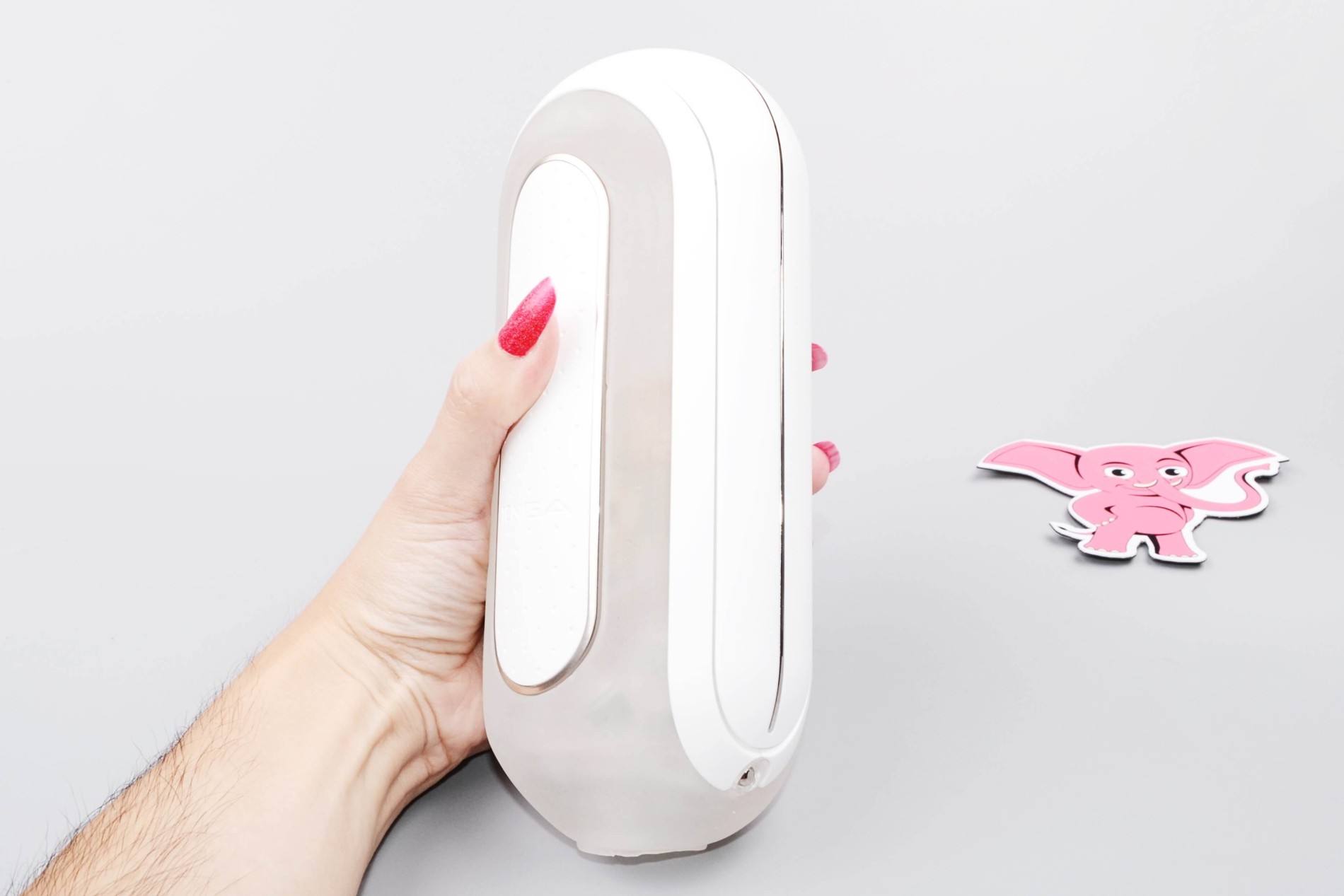 Tenga Flip Hole Zero EV vibrační masturbátor, v ruce