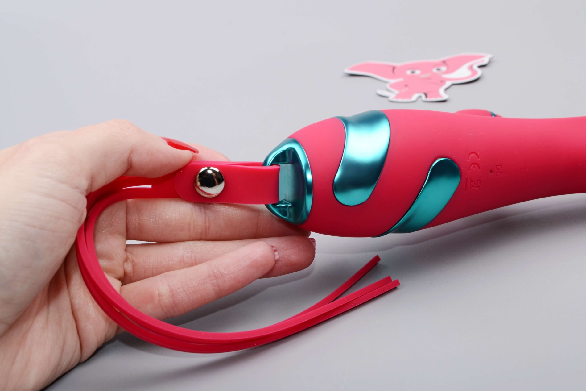 Adore Magenta G Touch tlakový vibrátor (22,8 cm), v ruce