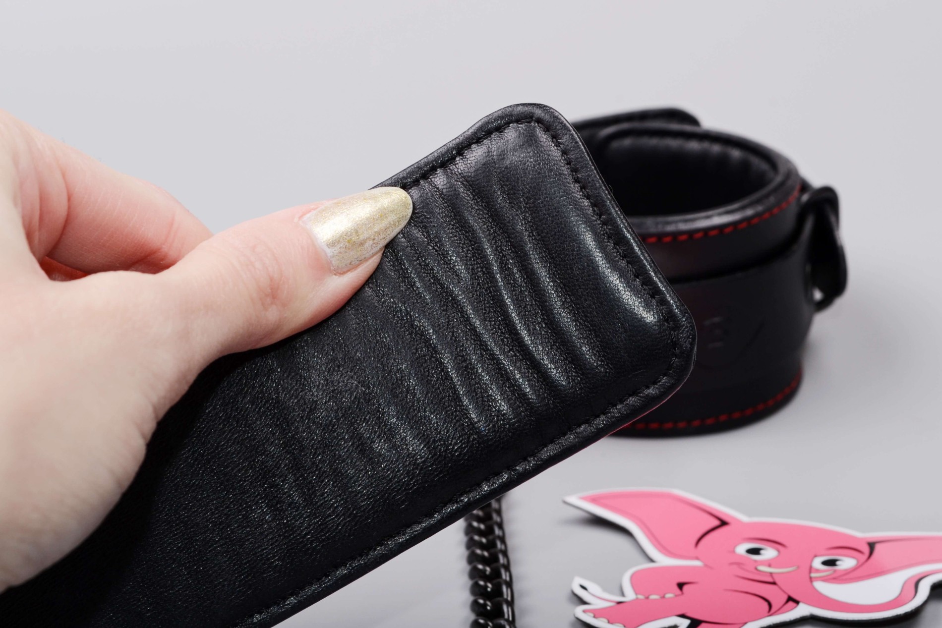 Kožená pouta na ruce Sexy Elephant s řetízkem