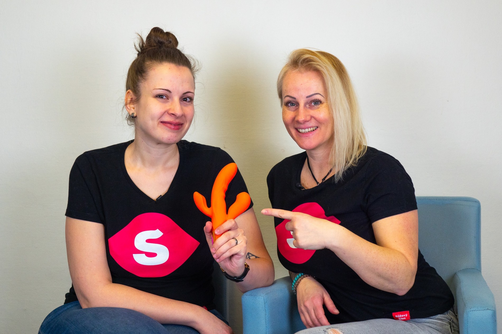 Adore Coraline – silikonový tlakový vibrátor 3v1 s nahříváním  + šumivá koule do vany jako dárek